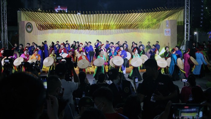 Biểu diễn Quan họ Bắc Ninh thu hút đông đảo công chúng thưởng thức.