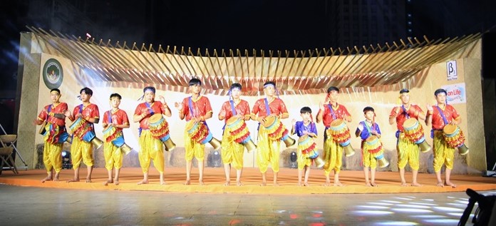 Biểu diễn múa trống Chhay-dăm của đồng bào Khmer tại Tây Ninh.