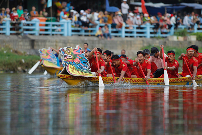 Lễ hội đua thuyền trên sông Gò Bồi vào dịp tết Nguyên đán hằng năm thu hút đông đảo người dân và du khách.