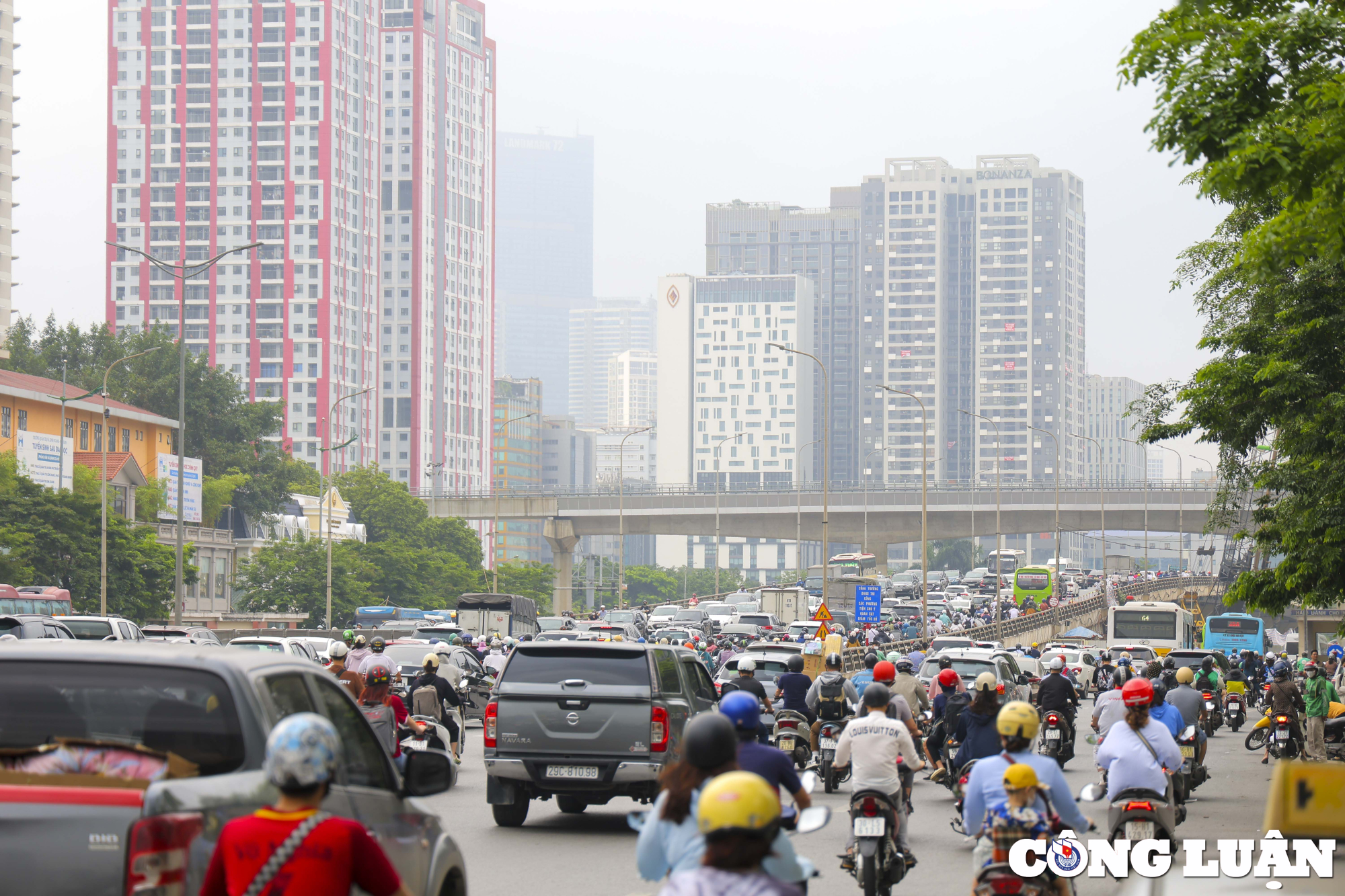 Vào khoảng 7h15’ sáng 4/5, nhiều tuyến đường hướng vào nội thành Thủ đô Hà Nội đã xảy ra ùn tắc, hàng vạn phương tiện đổ ra đường.

