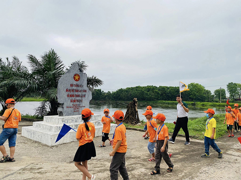 Học sinh Trung tâm Ngoại ngữ Kite, thị xã Quảng Trị hào hứng thăm Khu tưởng niệm mẹ VNAH tại xã Hải Thượng, huyện Hải Lăng.
