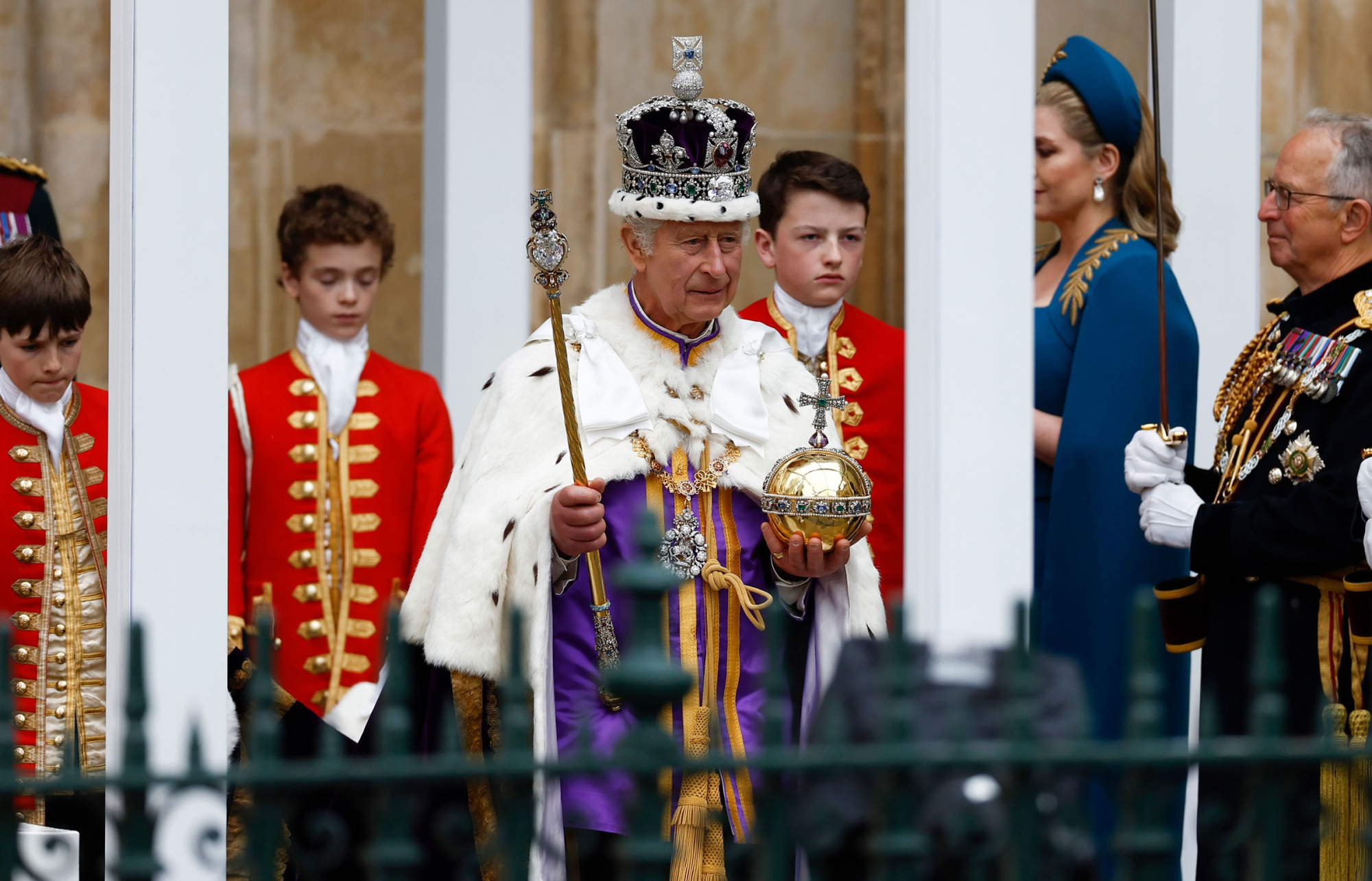 le dang quang vua charles iii dien ra day ngoan muc hinh 2