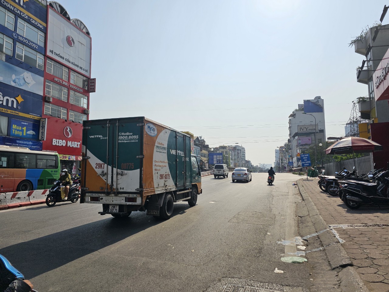 tuyen duong khong mot bong cay tai ha noi nguoi dan vi nhu cai long chao hinh 4