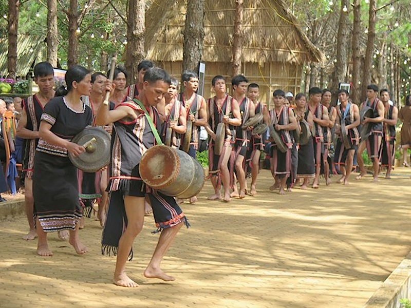 Biểu diễn nghệ thuật cồng chiêng phục vụ du lịch ở huyện Kon Plông