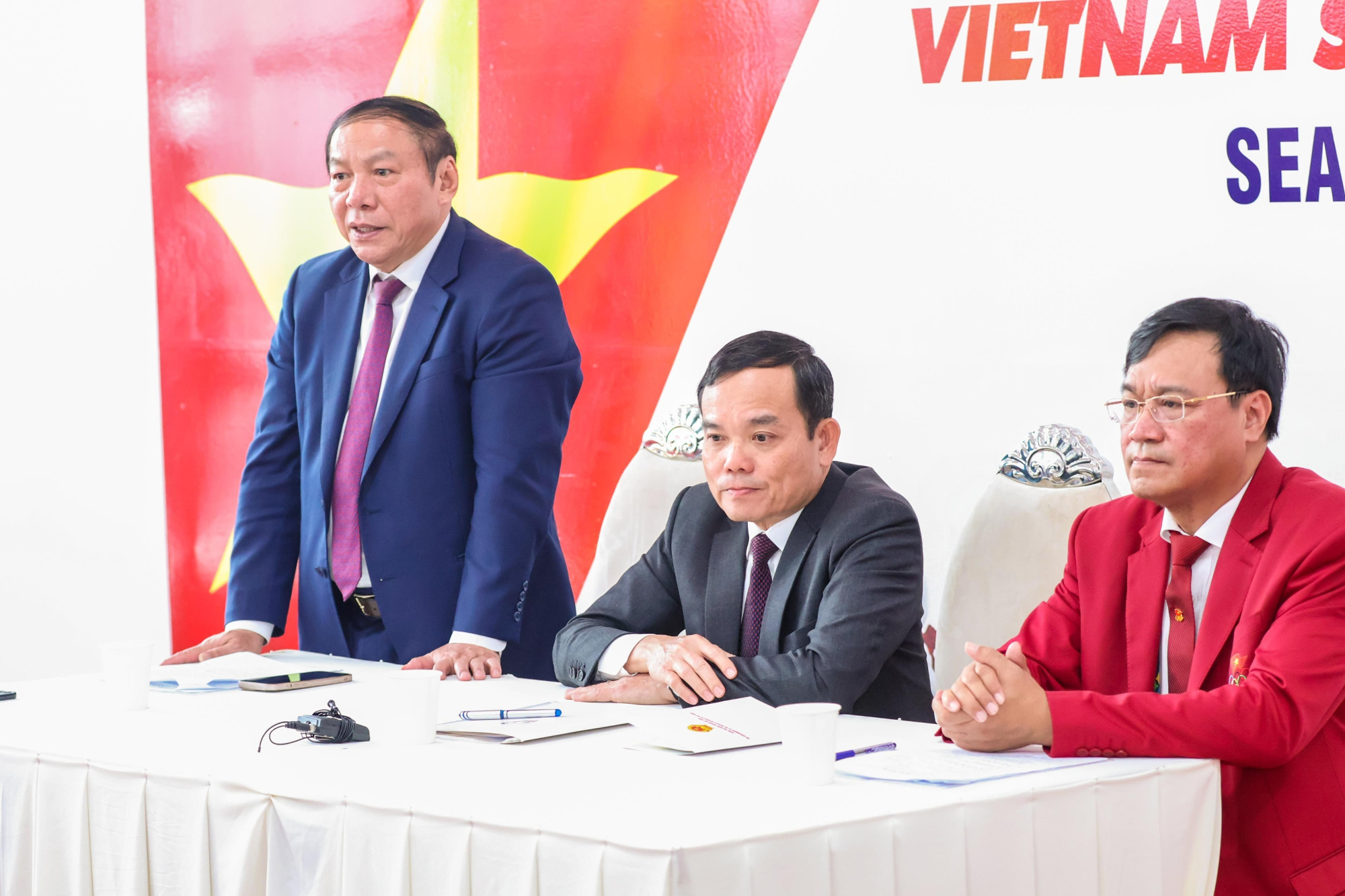 Bộ trưởng Bộ VHTT&DL Nguyễn Văn Hùng đánh giá cao nỗ lực của các tuyển thủ Việt Nam. Ảnh: webthethao