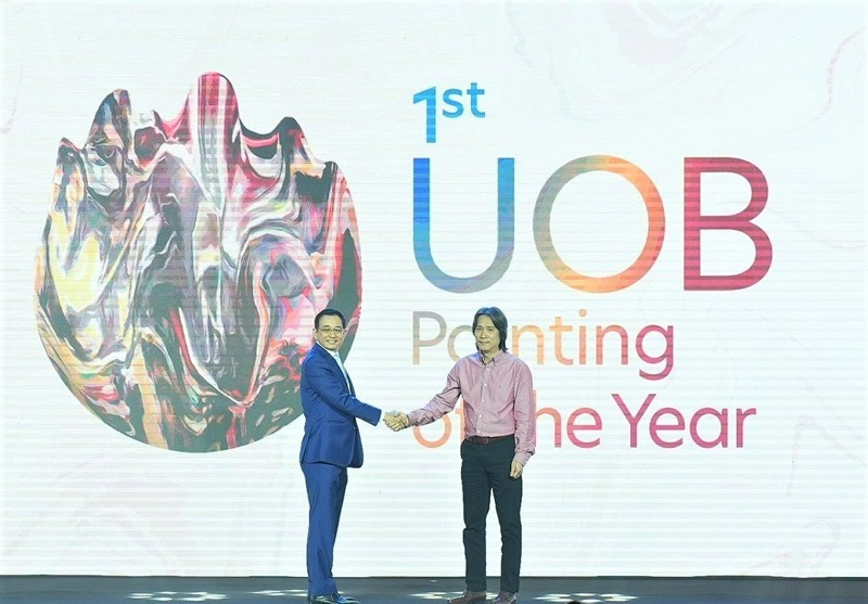 Các đại biểu tiến hành nghi thức công bố cuộc thi UOB Painting of the Year năm đầu tiên tại Việt Nam. Ảnh: BTC