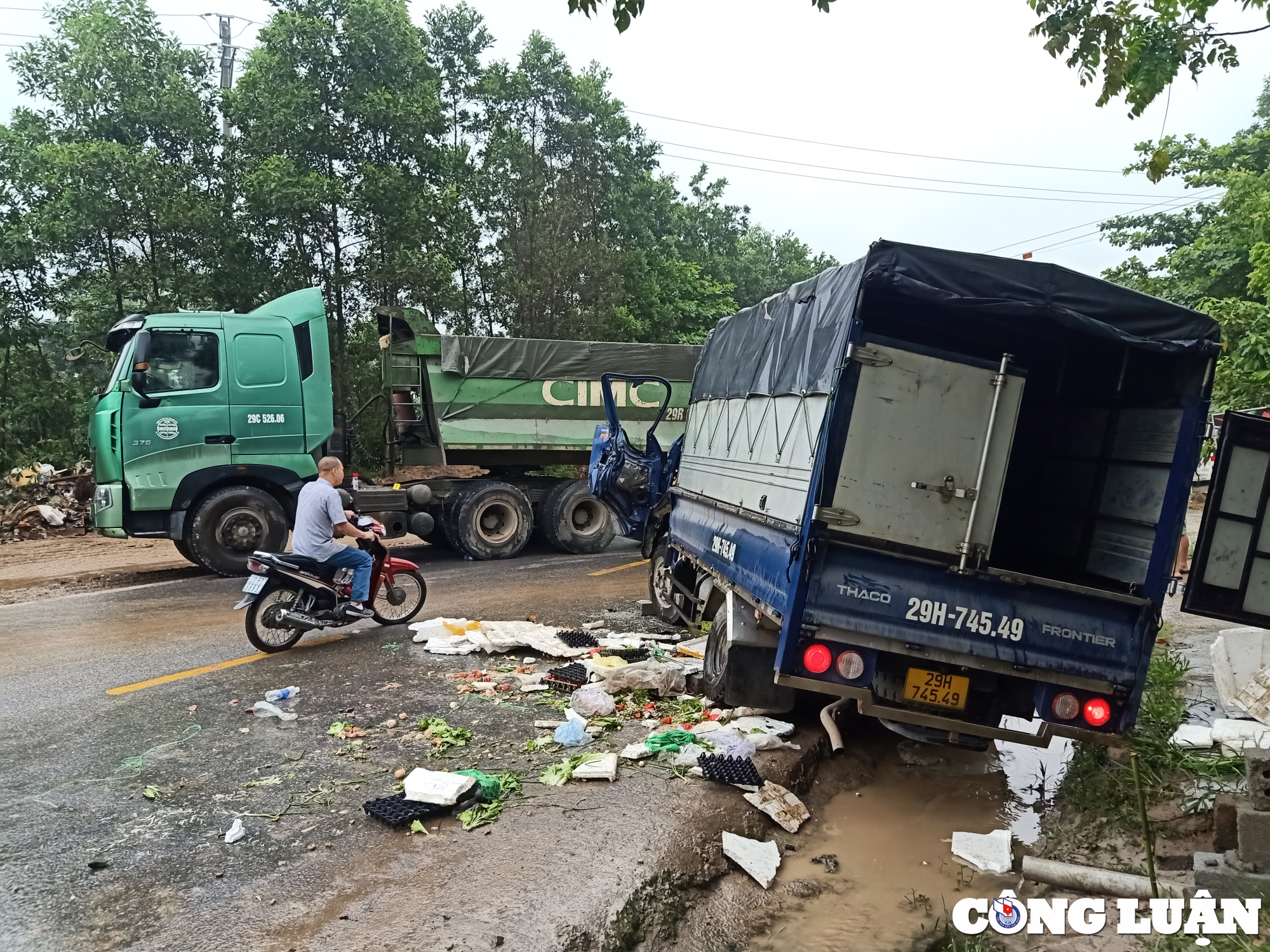 hoa binh o to tai vo nat dau sau va cham voi xe dau keo hinh 1