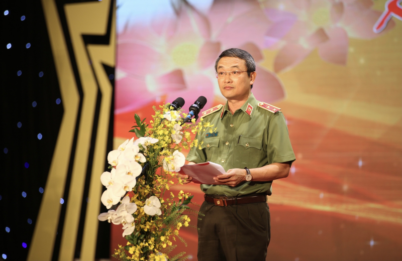 Trung tướng Nguyễn Ngọc Toàn - Cục trưởng Cục Công tác Đảng và công tác chính trị Bộ Công an - Trưởng ban Tổ chức liên hoan phát biểu khai mạc. Ảnh: CAND