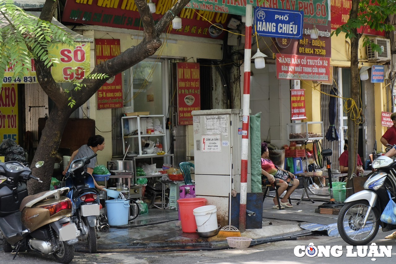 Tình trạng lấn chiếm vỉa hè để kinh doanh buôn bán, trông giữ phương tiện trái phép trên địa bàn Thành phố Hà Nội vẫn hết sức phức tạp.