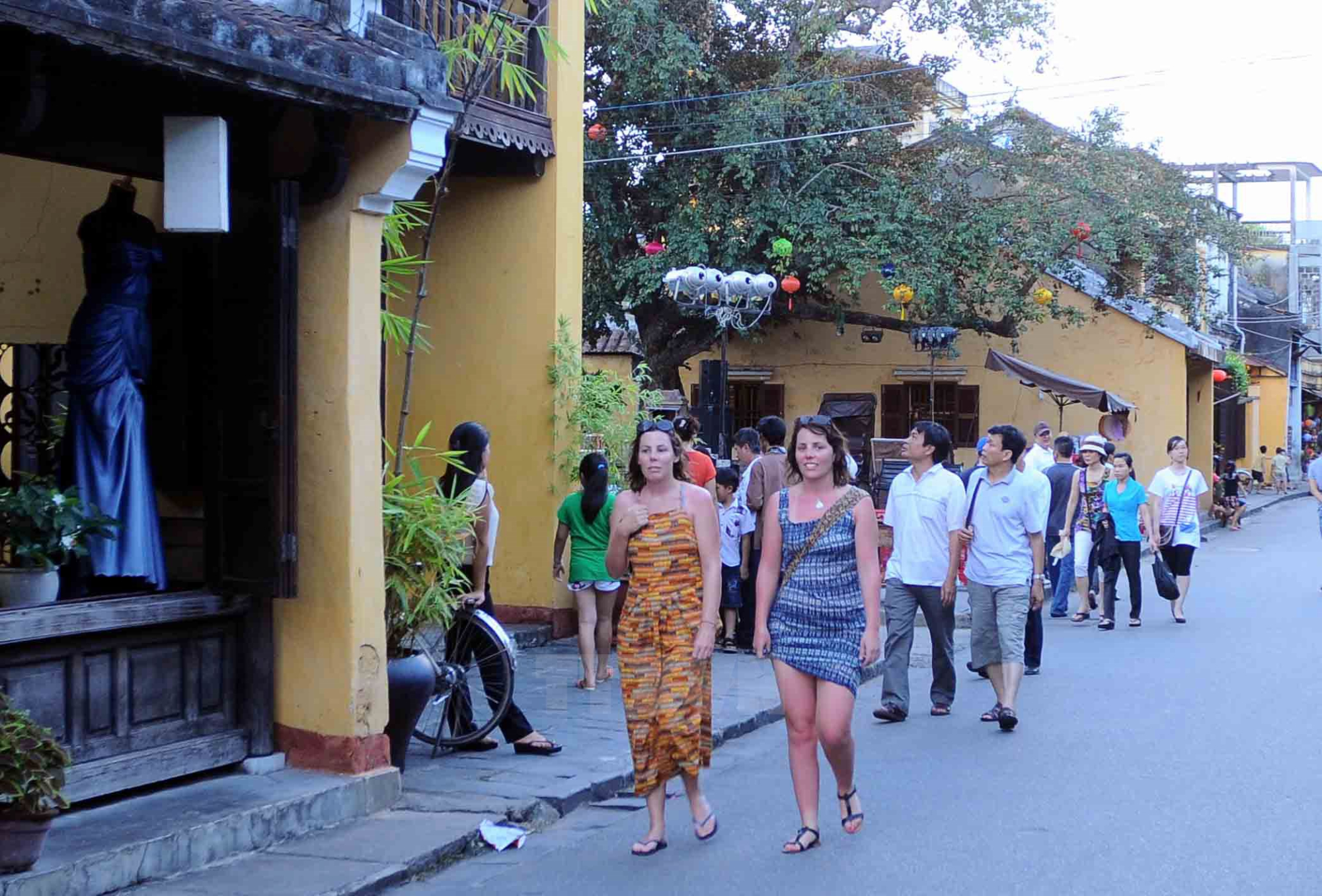 hoi an mo rong khong gian pho danh cho nguoi di bo va xe khong dong co hinh 1