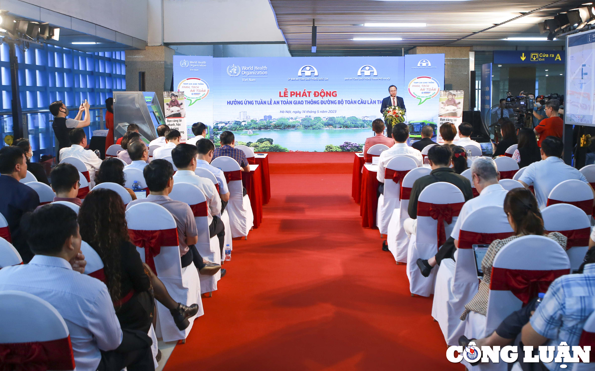 Sáng 14/5, tại Hà Nội, Ủy ban An toàn giao thông quốc gia (UBATGTQG) phối hợp với Ban ATGT thành phố Hà Nội tổ chức Lễ phát động hưởơng ứng Tuần lễ An toàn giao thông đường bộ toàn cầu lần thứ 7.