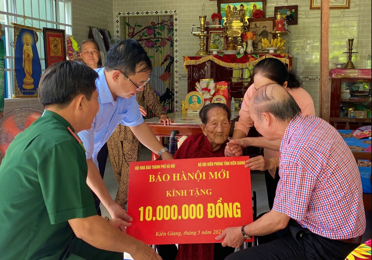 hoi nha bao tp ha noi trao qua me viet nam anh hung va tang hoc bong cho hoc sinh ngheo hinh 2