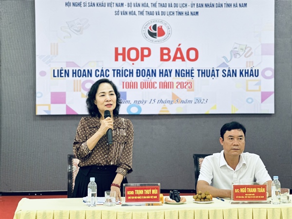 Chủ tịch Hội Nghệ sĩ Sân khấu Việt Nam, Trưởng ban chỉ đạo Liên hoan, NSND Trịnh Thuý Mùi thông tin về Liên hoan tại cuộc họp báo.