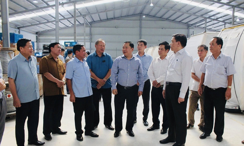 Lãnh đạo tỉnh Hòa Bình làm việc với nhà đầu tư dự án tuyến cáp treo Hương Bình.