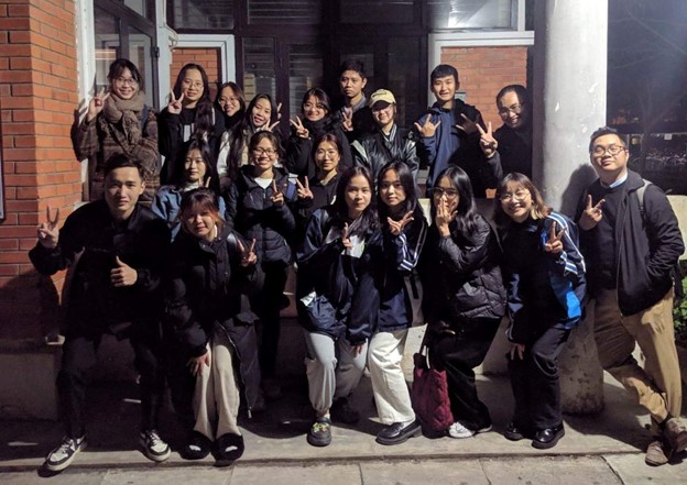 Một nhóm dạy học tình nguyện tại Làng trẻ SOS Hà Nội do câu lạc bộ Ngày mai tươi sáng – ACE tổ chức.