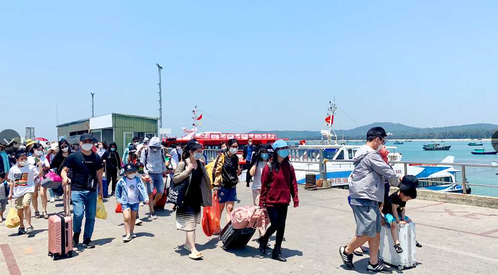 Nhiều du khách đến đảo Cô Tô (Quảng Ninh) bị lừa tiền khi đặt tour qua "cò" du lịch.