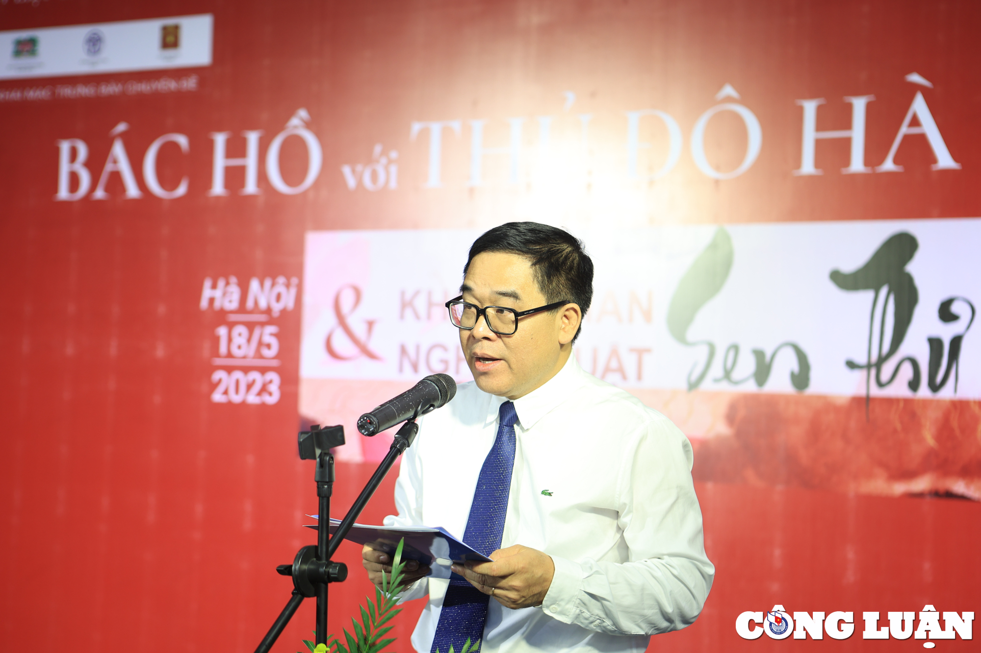 Ông Đỗ Đình Hồng - Giám đốc Sở Văn hóa và Thể thao Hà Nội phát biểu khai mạc trưng bày chuyên đề "Bác Hồ với Thủ đô Hà Nội” và Không gian nghệ thuật "Sen thư pháp".