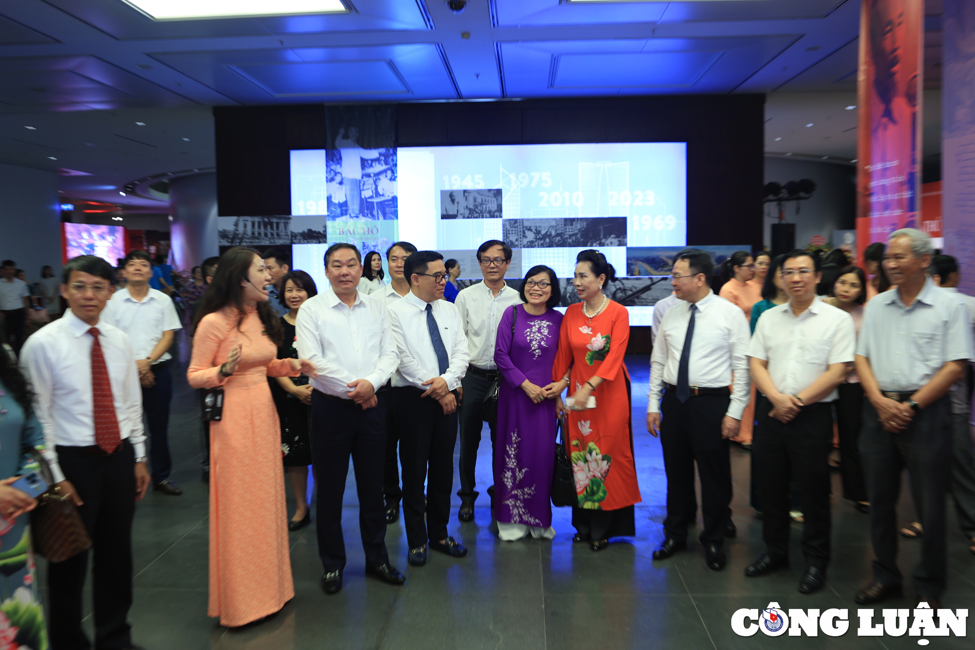 Lãnh đạo, khách mời tham quan không gian trưng bày chuyên đề "Bác Hồ với Thủ đô Hà Nội" và Không gian nghệ thuật "Sen thư pháp".