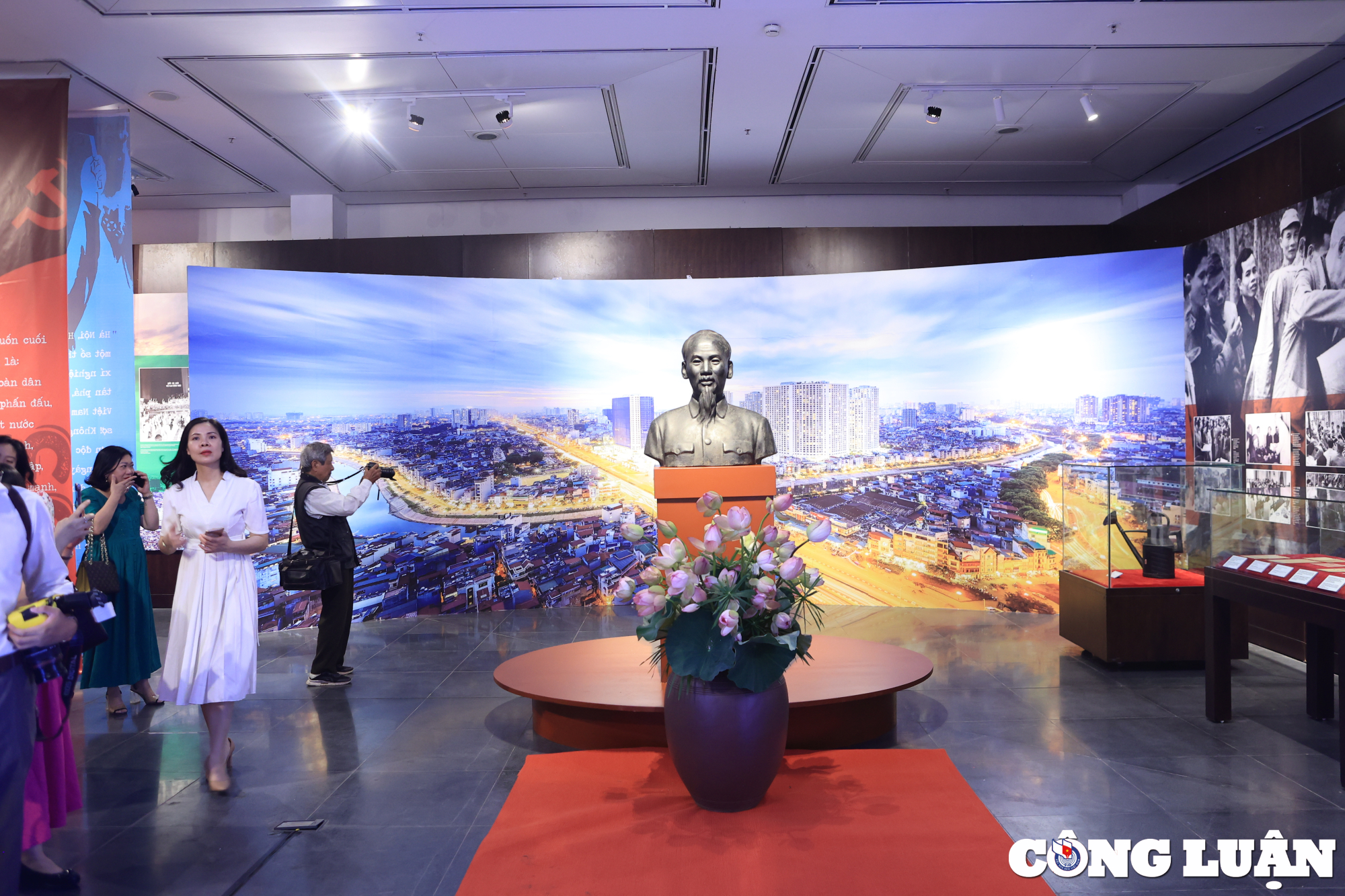 Tượng Bác Hồ được đặt tại không gian trưng bày chuyên đề "Bác Hồ với Thủ đô Hà Nội" và Không gian nghệ thuật "Sen thư pháp".