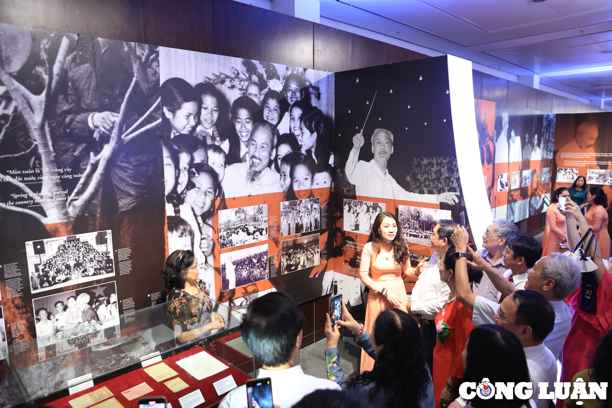 Nhân chứng lịch sử từng được gặp Bác Hồ tham dự lễ khai mạc trưng bày chuyên đề "Bác Hồ với Thủ đô Hà Nội" và Không gian nghệ thuật "Sen thư pháp".