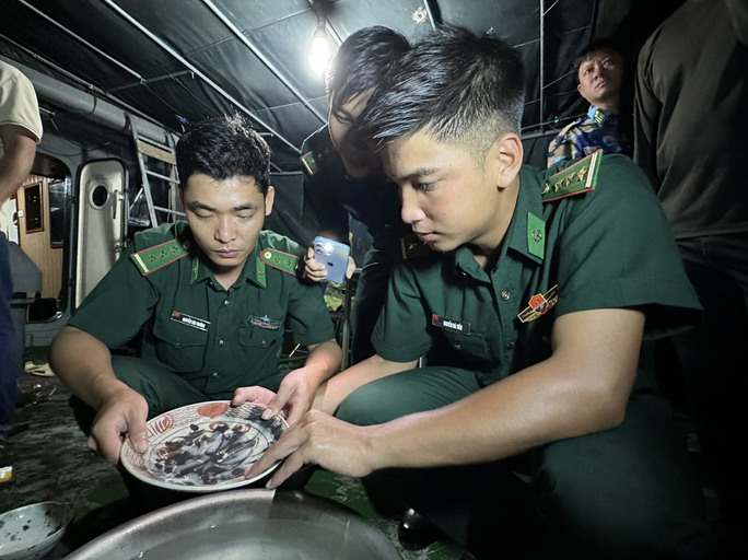 quang ngai thu giu nhieu co vat nghi bi ngu dan khai thac trai phep hinh 1