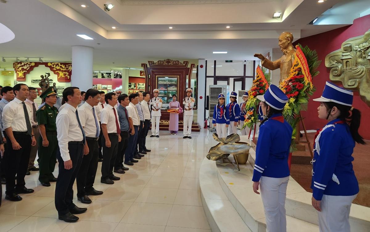 Lãnh đạo tỉnh Thừa Thiên Huế dự lễ dâng hoa tại Bảo tàng Hồ Chí Minh tỉnh.