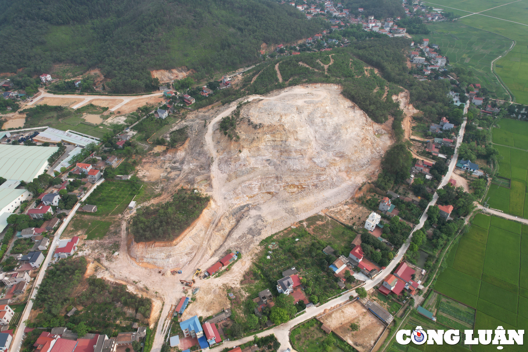 Hình ảnh núi Khống tan hoang sau khi doanh nghiệp khai thác khoáng sản.