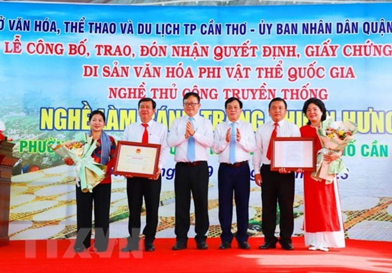 Nghề làm bánh tráng Thuận Hưng chính thức là Di sản văn hóa phi vật thể quốc gia. Ảnh: TTXVN