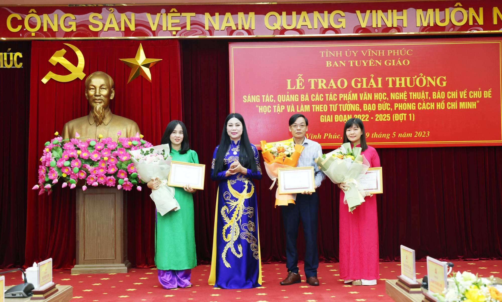 vinh phuc trao giai thuong sang tac quang ba cac tac pham van hoc bao chi ve chu tich ho chi minh hinh 1