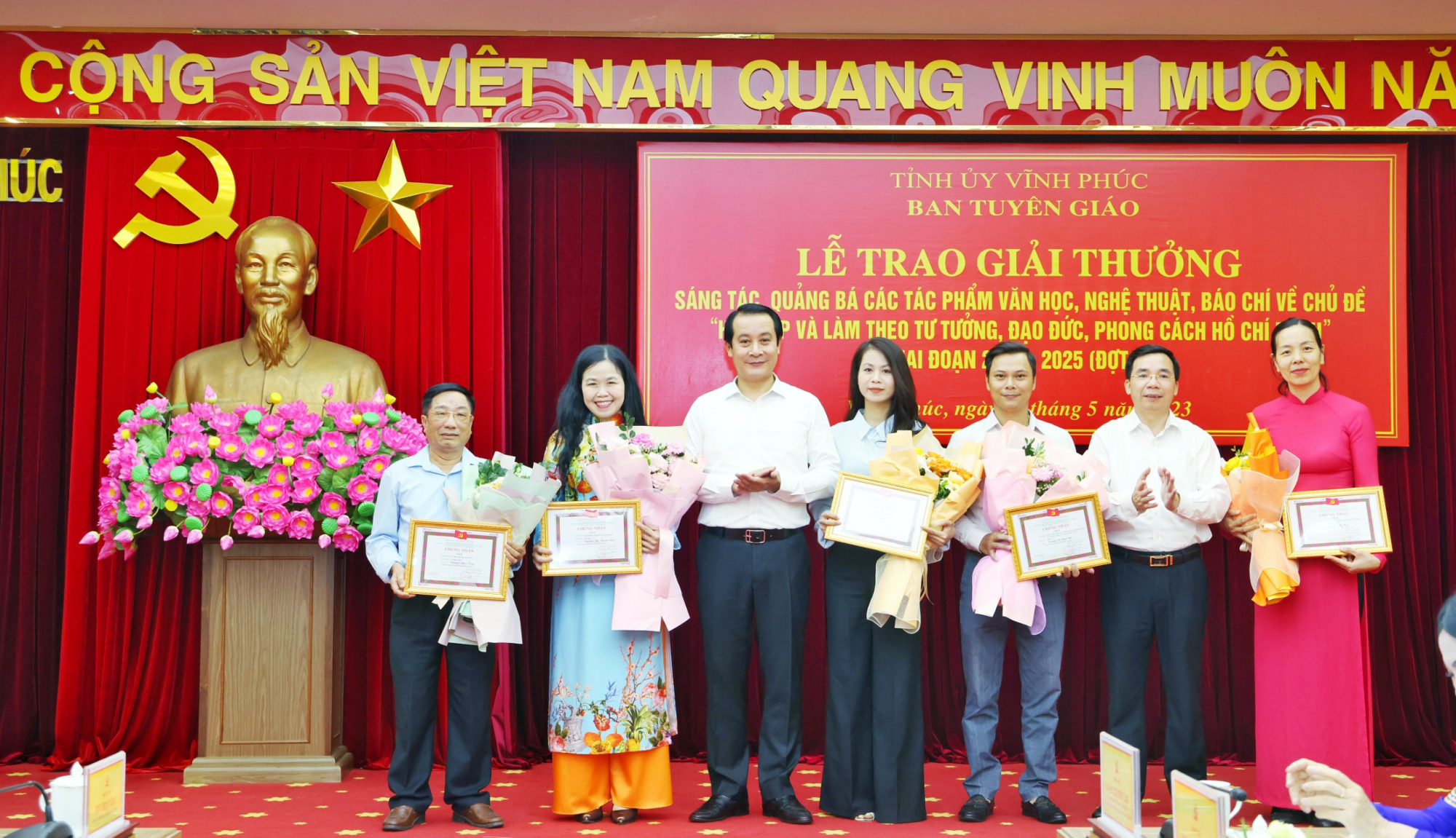 vinh phuc trao giai thuong sang tac quang ba cac tac pham van hoc bao chi ve chu tich ho chi minh hinh 2