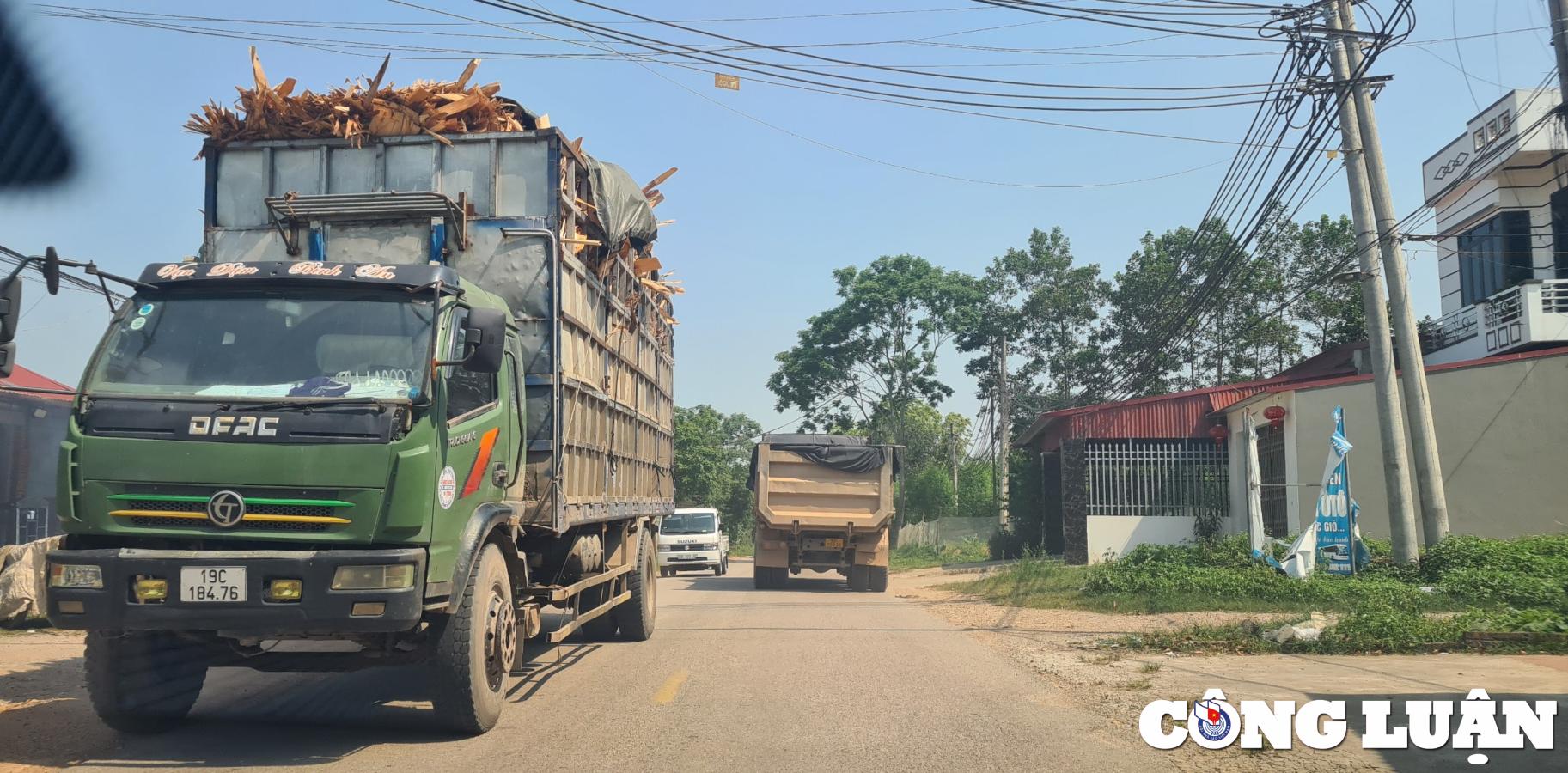 Xe có dấu hiệu quá tải, cơi nới thành thùng lưu thông rầm rập trên Quốc lộ 17 qua tỉnh Bắc Giang.