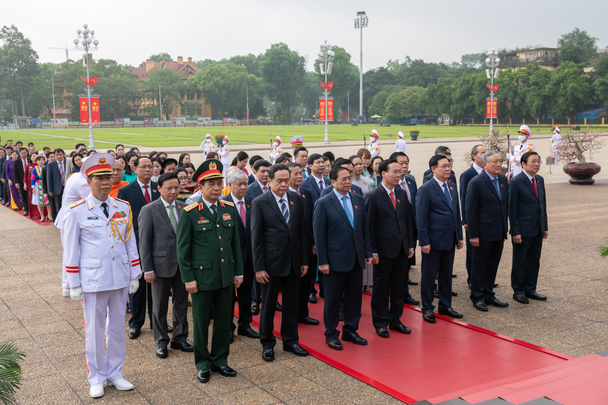 lanh dao dang nha nuoc va cac dai bieu quoc hoi vao lang vieng chu tich ho chi minh hinh 2