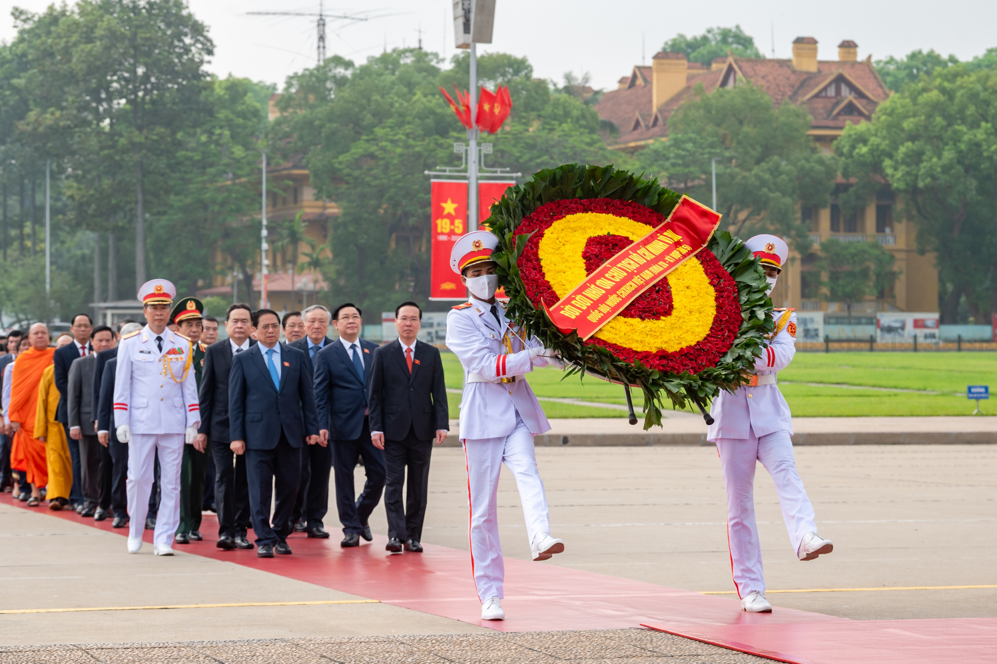 lanh dao dang nha nuoc va cac dai bieu quoc hoi vao lang vieng chu tich ho chi minh hinh 1