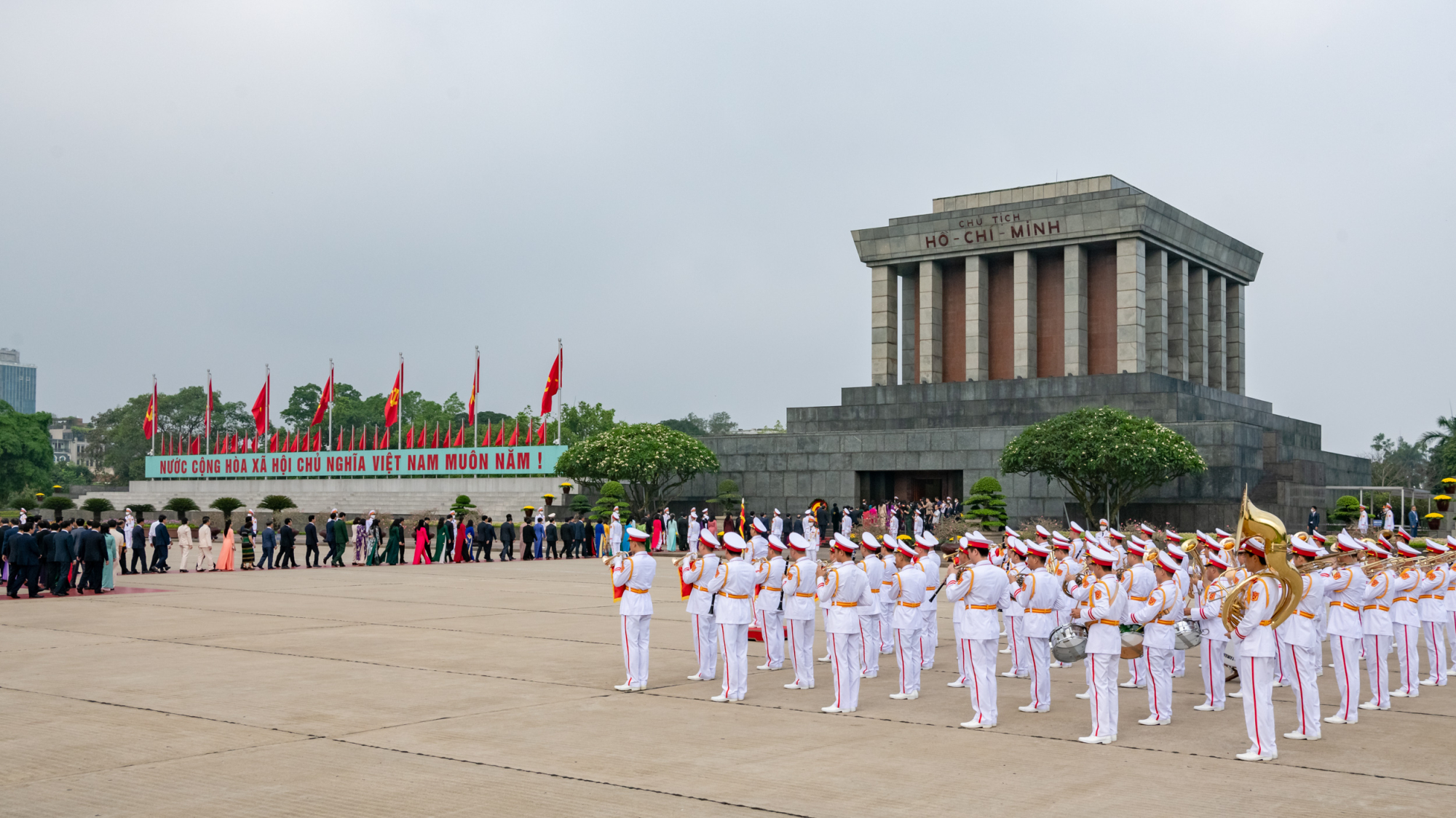 lanh dao dang nha nuoc va cac dai bieu quoc hoi vao lang vieng chu tich ho chi minh hinh 3