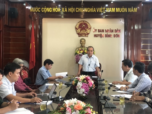 Phó Chủ tịch Thường trực UBND tỉnh Quảng Ngãi Trần Hoàng Tuấn chủ trì cuộc họp.