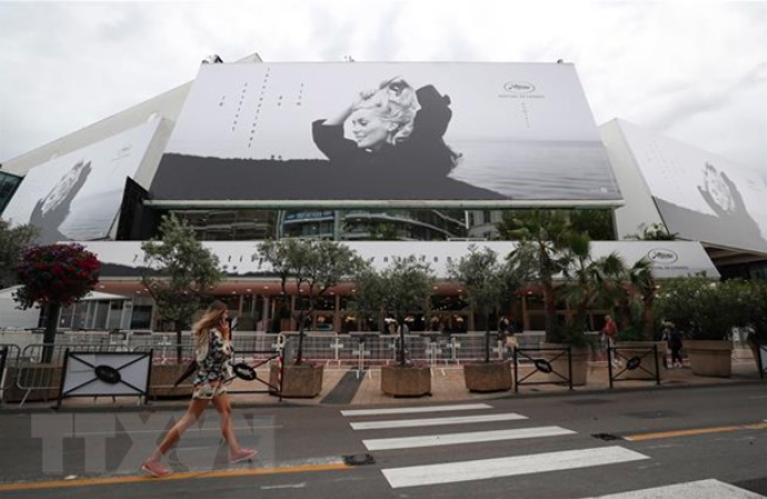 Áp phích Liên hoan phim quốc tế Cannes lần thứ 76 được gắn bên ngoài Trung tâm nghệ thuật Palais du Festival ở Cannes, Pháp.