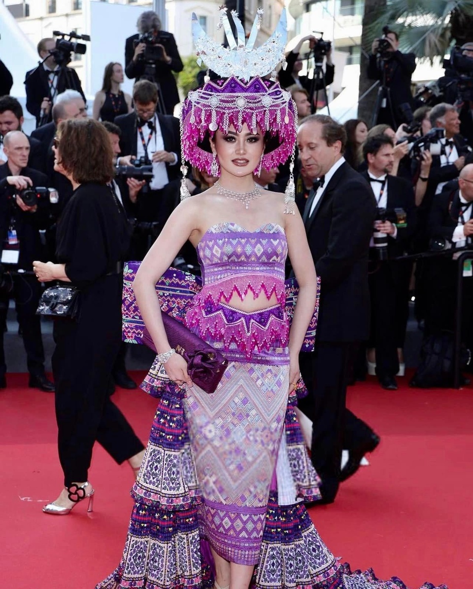 hoa hau lao mac trang phuc hmong tren tham do cannes 2023 hinh 2