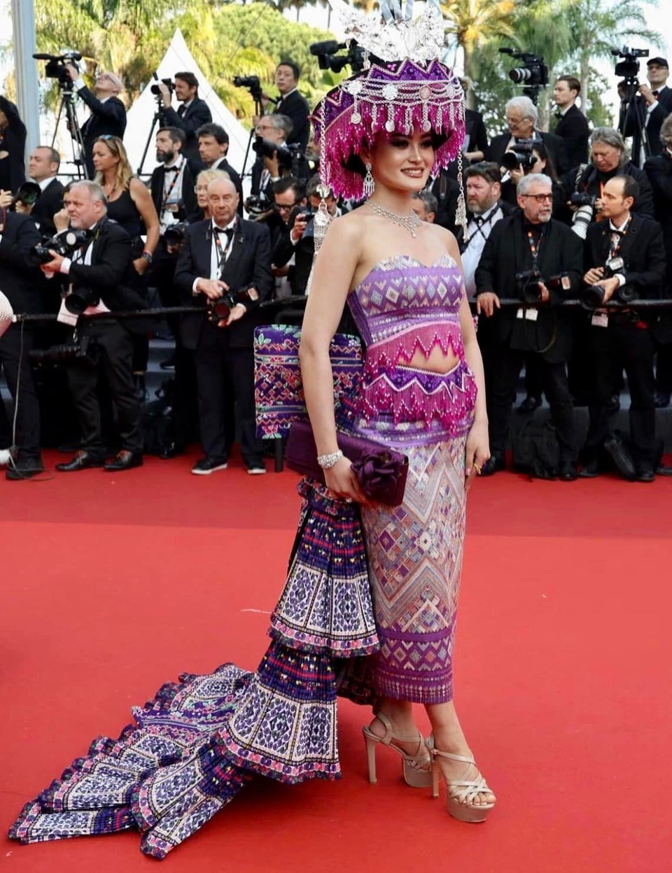 hoa hau lao mac trang phuc hmong tren tham do cannes 2023 hinh 3