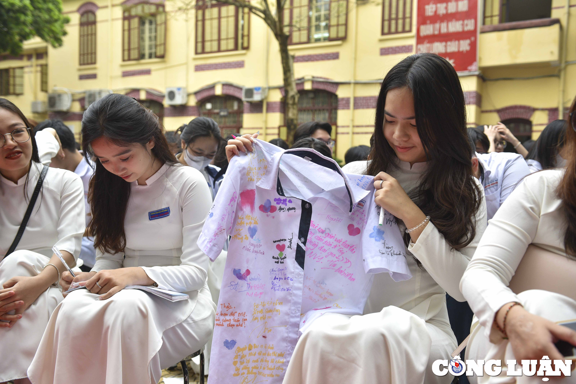 ha noi hinh anh luu but tren chiec ao trang tuoi hoc tro day cam xuc cua hoc sinh lop 12 hinh 12