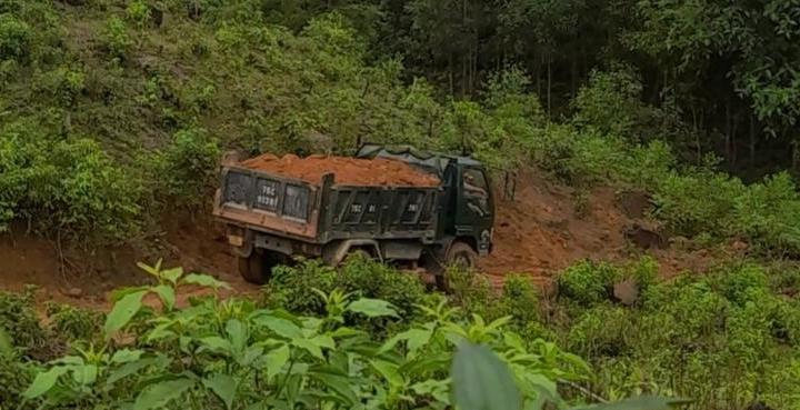 nha thau khai thac dat trai phep de san lap du an duong giao thong tai xa loc tien hinh 2