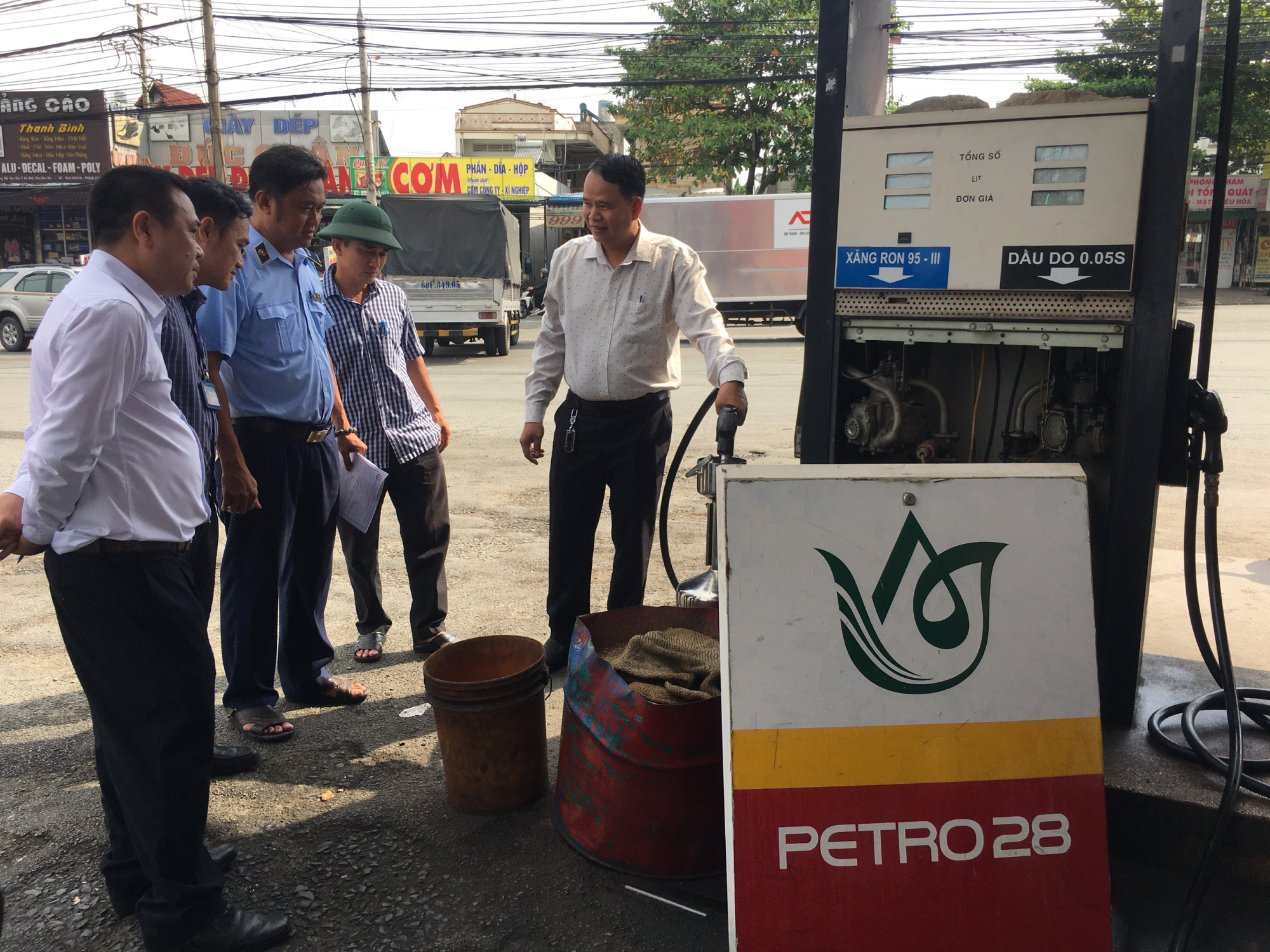 Đoàn kiểm tra liên ngành 389 thành phố Biên Hòa kiểm tra Trạm xăng dầu Công ty TNHH MTV Tổng công ty 28 chiều ngày 24/5. (Ảnh: DMS)