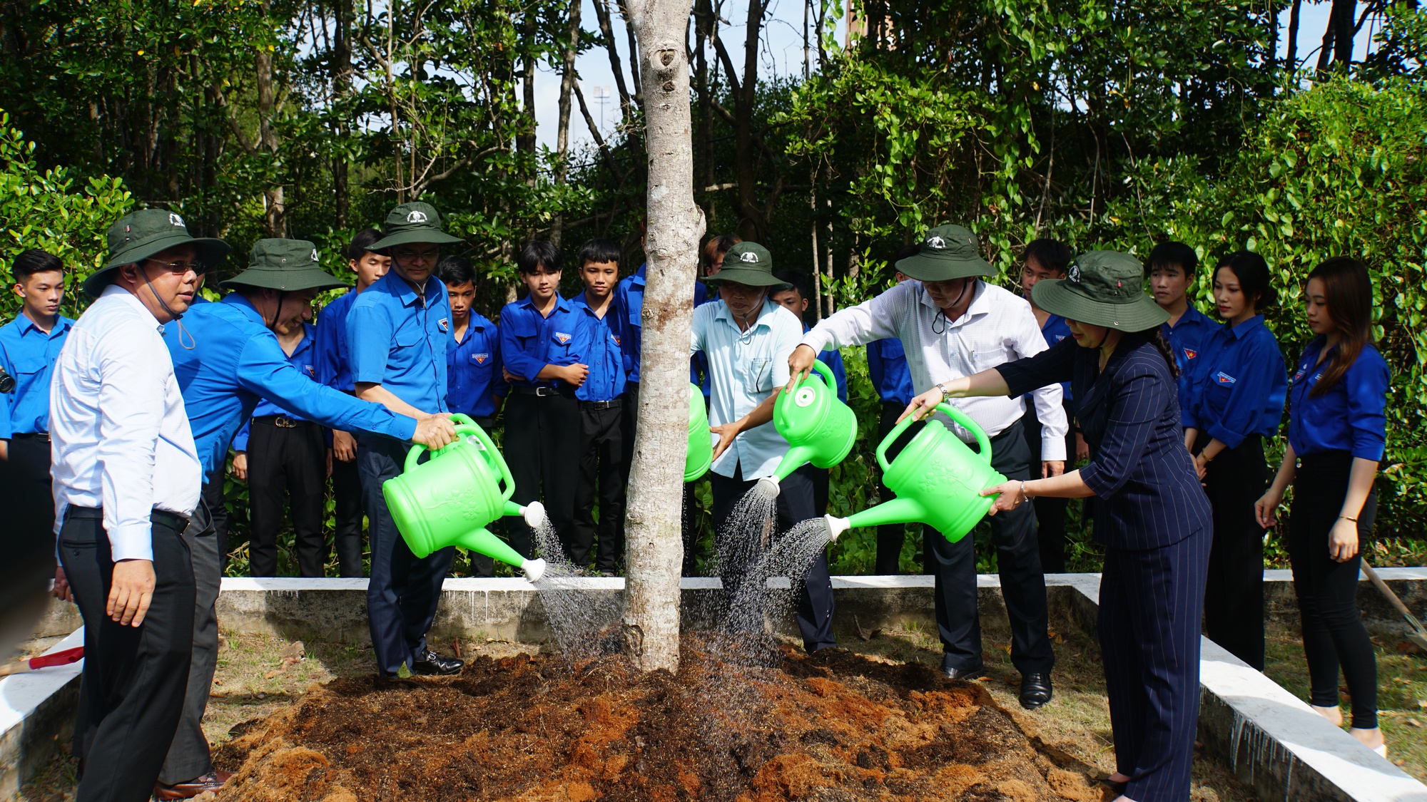 chien dich thanh nien tinh nguyen he khoi day tinh than san sang cong hien dan than vi loi ich tap the hinh 4