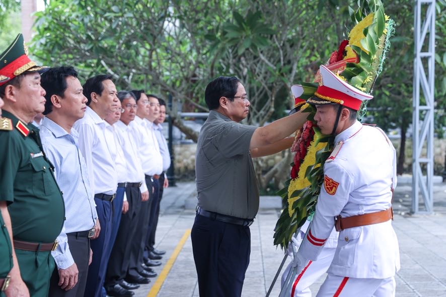 thu tuong vieng nghia trang liet si quoc gia vi xuyen du le khanh thanh cong trinh nang cap bao tang tinh ha giang hinh 1