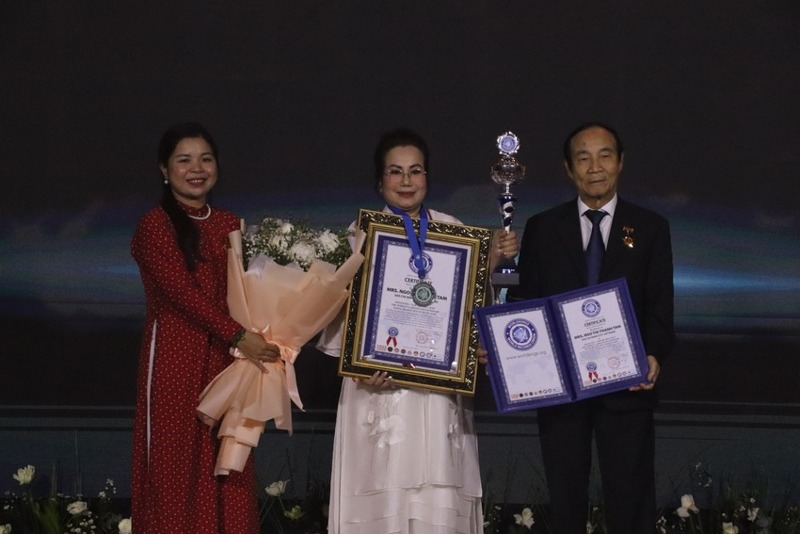Bà Ngô Thị Thanh Tâm nhận bằng Kỷ lục thế giới cho Bộ sưu tập hơn 1.000 ấm trà tử sa. Ảnh: PLO