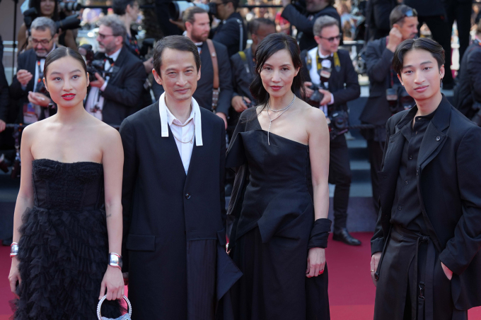 Vợ chồng Trần Anh Hùng (giữa) và hai con tới buổi ra mắt phim của anh - "The Pot au Feu", hôm 24/5. Ảnh: Reuters