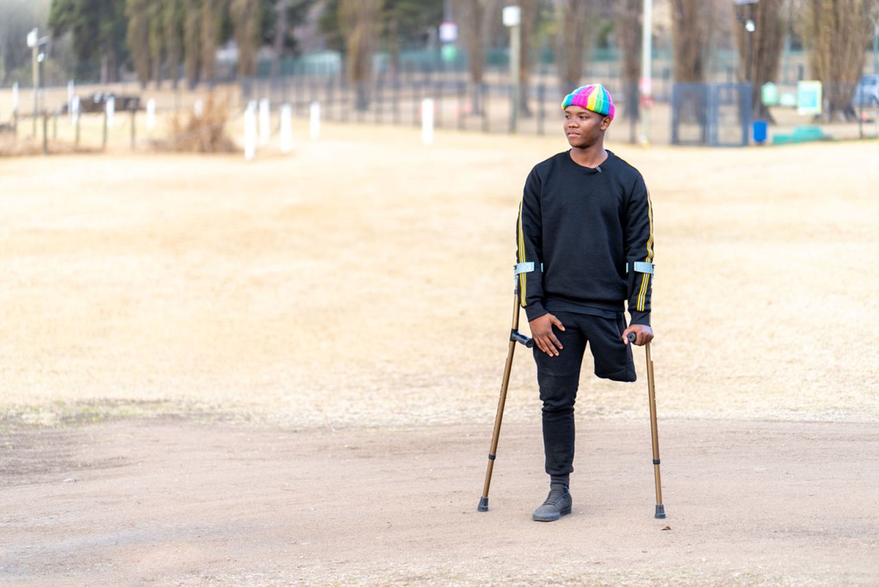 Chấn thương khi đá bóng kèm với bệnh sarcoma xương buộc Mutha cắt bỏ một chân - Ảnh: CNN