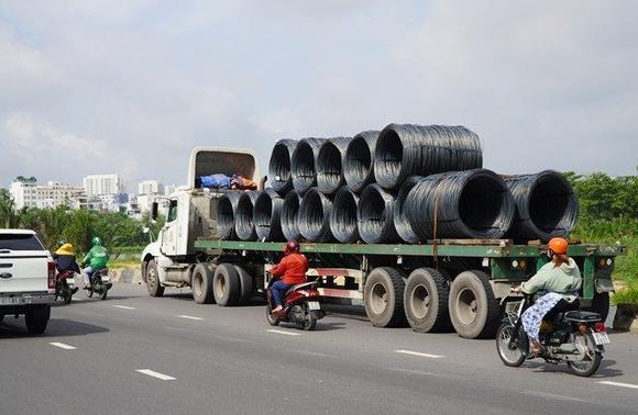 Tăng cường kiểm tra, xử lý tình trạng xe chở hàng hóa không được chằng buộc chắc chắn, để rơi xuống đường gây mất an toàn giao thông. Ảnh minh họa.