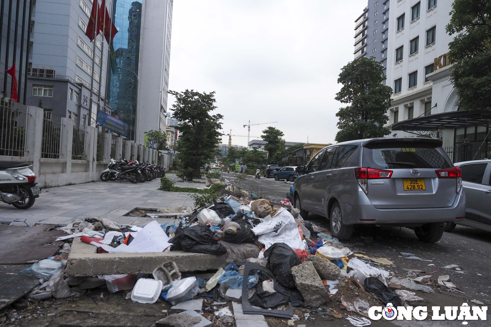 ha noi gan 3 nam chua xong con duong dai khoang 200m o pho ton that thuyet hinh 7