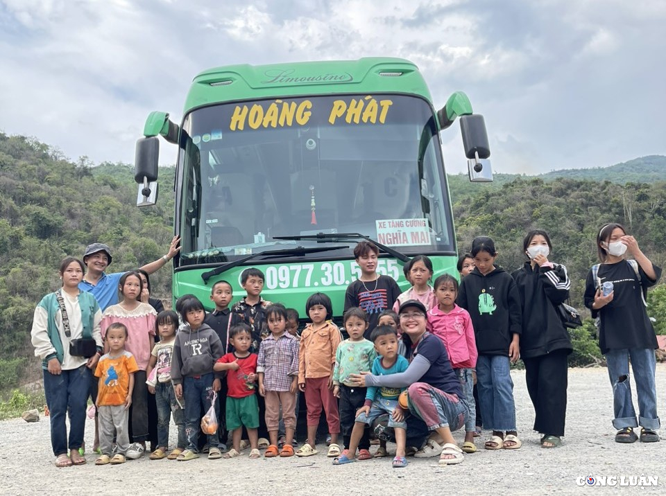 Những đứa trẻ vùng cao Nghệ An bắt đầu hành trình vào Nam thăm bố mẹ dịp hè. Ảnh: Thảo Nguyên