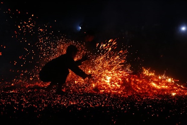 Lễ nhảy lửa của người Pả Then, xã Hồng Quang, huyện Lâm Bình - Ảnh: TTXVN